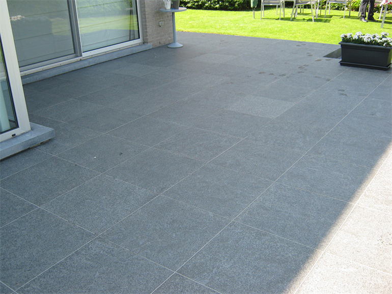 Terras met padje en oprit