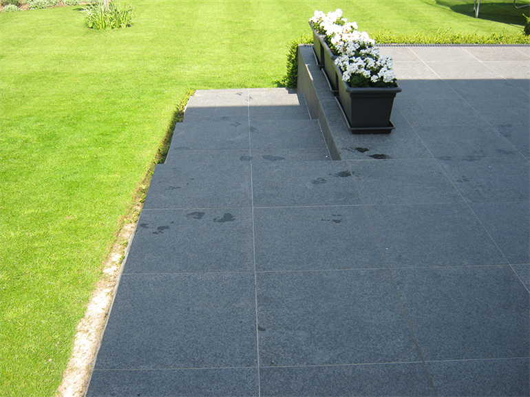 Terras met padje en oprit