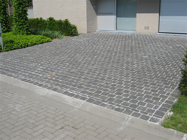 Terras met padje en oprit