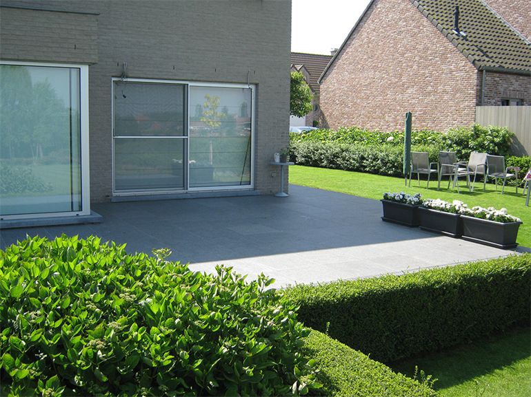 Terras met padje en oprit