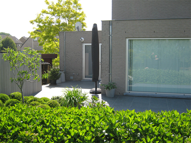 Terras met padje en oprit