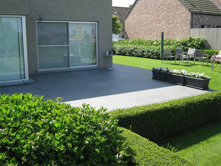 Terras met padje en oprit