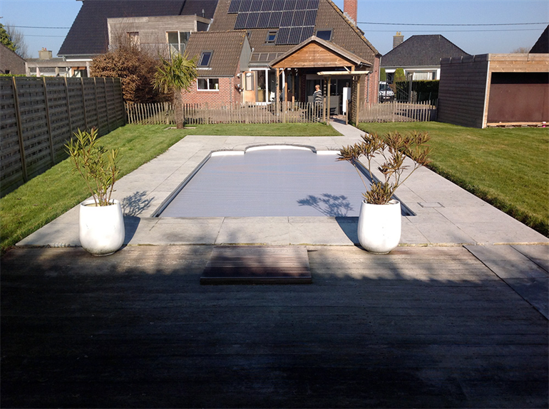 Terras rond zwembad