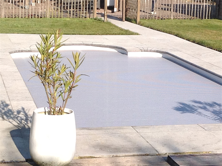 Terras rond zwembad